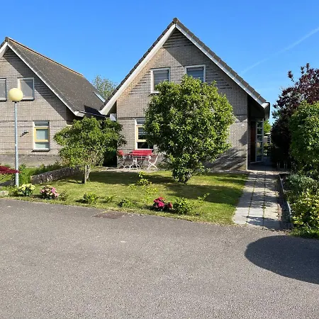 Perle Am Ijsselmeer Mit Eigenem Tretboot